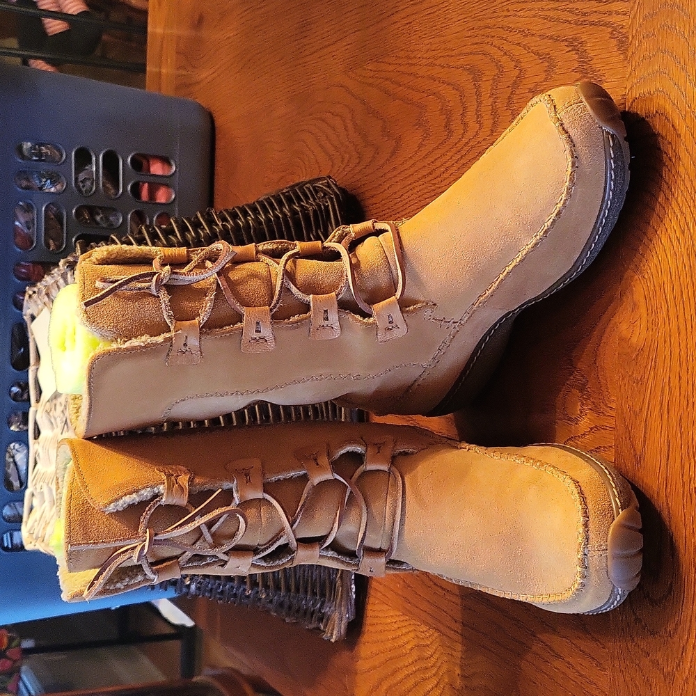 Timberland Tan Suede Lace Up Boots Women’s Size 7.5